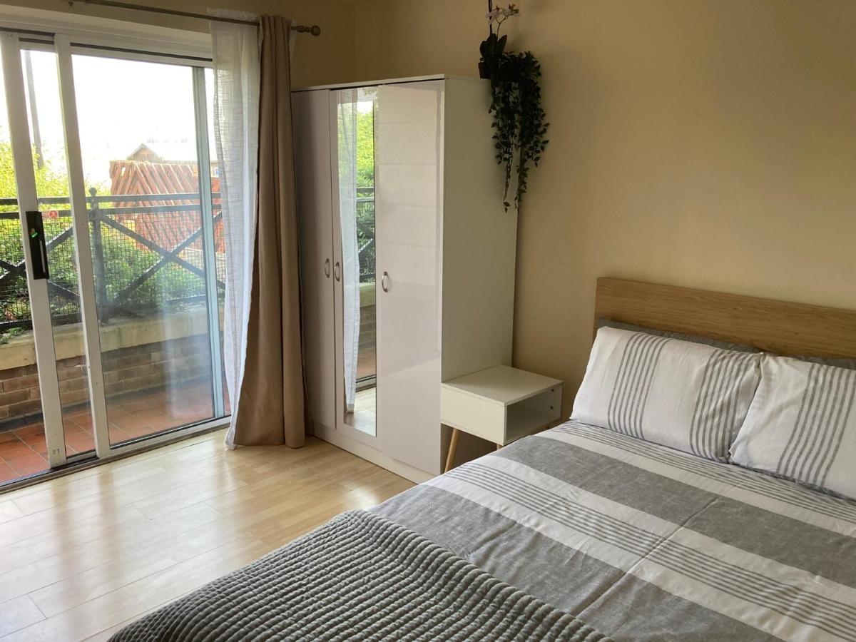 Comfortable Room With Private Balcony And Shared House Лондон Экстерьер фото