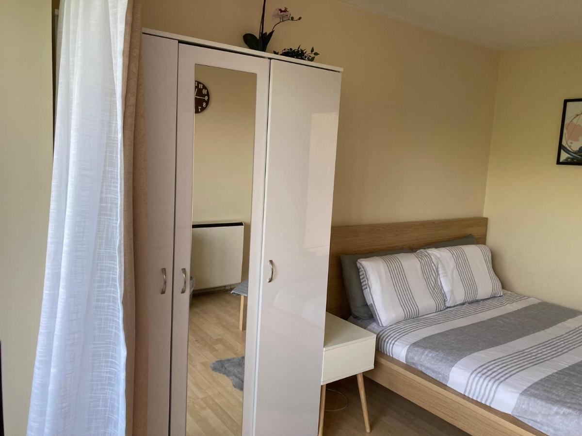 Comfortable Room With Private Balcony And Shared House Лондон Экстерьер фото